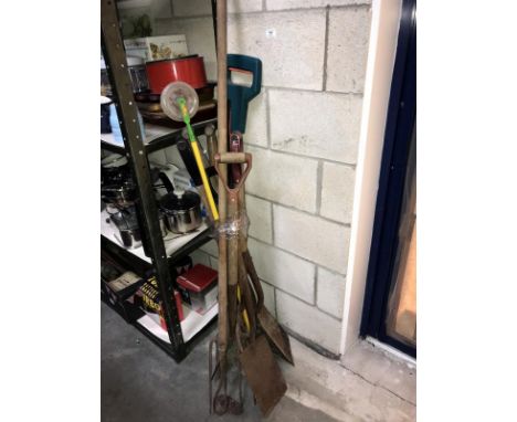 A quantity of garden hand tools &amp; electric shears etc.