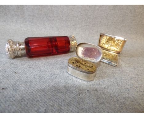 Georgian vinaigrette, by 'T & T', Birmingham 1812, of rectangular reeded form, shell decorated grill, 3.7cm long with an unma