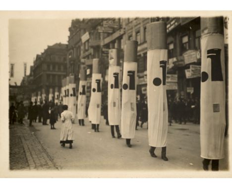 Berlin - - Sammlung von über 100 Original-Photographien mit Szenen des Berliner Lebens. Um 1900-1920. Vintages, überwiegend S