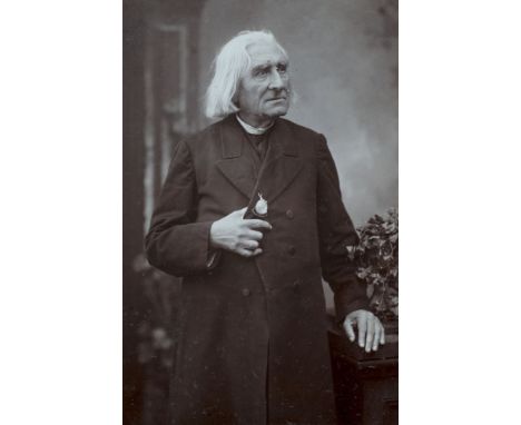 Liszt, Franz - - Louis Held. Porträtphotographie von Franz Liszt. Um 1885. Vintage, Albumin-Abzug. 19,7 x 13 cm. Voll auf Unt