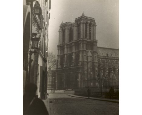 Germaine Krull. Notre Dame. Um 1930. S/W Vintage Silbergelantineabzug auf Photopapier. 15,4 x 12,9 cm. Verso mit Photographen