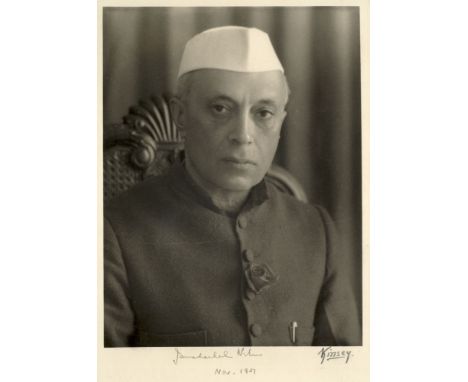 Indien - - Kinsey Brothers. Original-Porträtphotographie von Jawaharlal Nehru. November 1957. Vintage. Sichtmaß 25 x 18,5 cm.