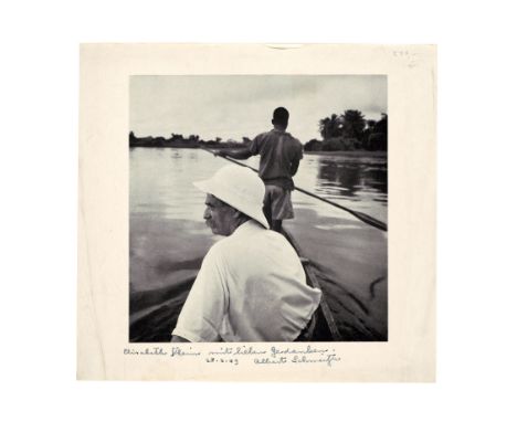 Albert Schweitzer. Eigenhändige Widmung mit Unterschrift für Elisabeth Klein auf einer photogr. Abbildung ihn in einem Boot i