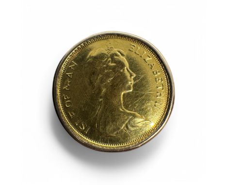 A coin set gentlemen’s signet rings, featuring the Arnold Machin portrait of Queen Elizabeth II and “Isle of Man”. The coin a
