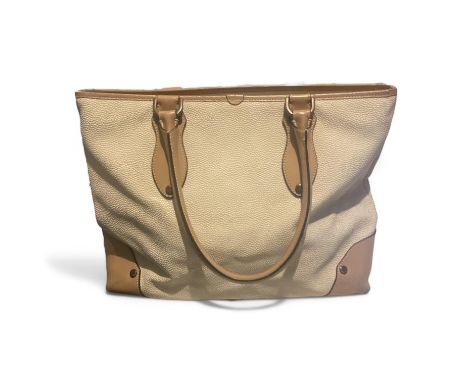 Mulberry Handbag – Vintage Cream Scotchgrain  Cream leather handbag with two leather straps and black lining with pockets.  C