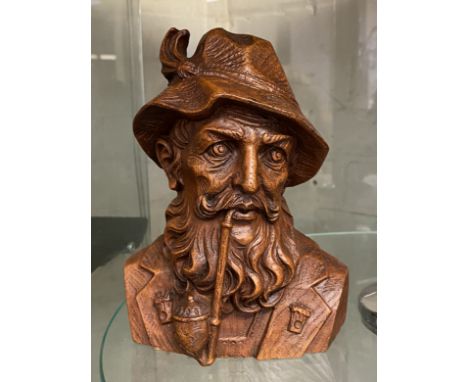 DUTCH CARVED WOODEN MAN WITH A PIPE - 17.5 CMS (H) APPROX