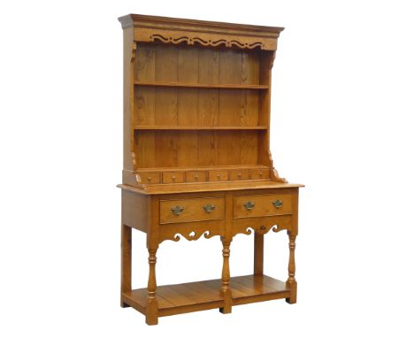 Country style figured light oak dresser, projecting cornice over shaped and pierced frieze, three tier plate rack, six small 