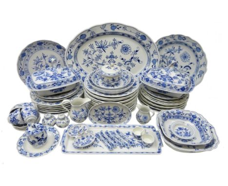 Meissen matched dinner service in the Onion pattern comprising 6 dinner plates, 5 side plates, 6 soup bowls, large oval platt