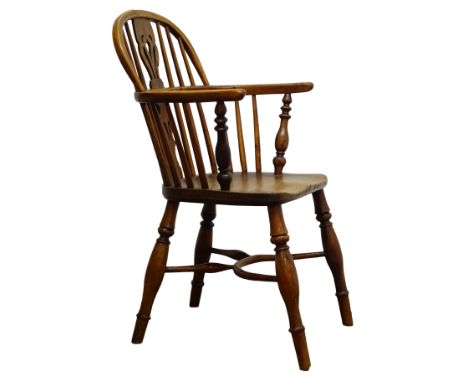 Early 19th century yew and elm low back Windsor armchair, pierced splat and stick back, turned supports joined by crinoline s