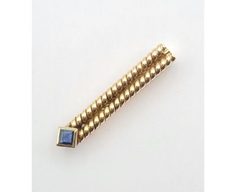 A Sapphire Tie Clip set square step-cut stone, stamped 14K, approx 39mm long, approx 7.60gms