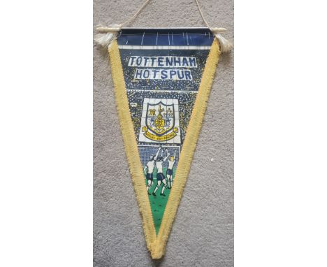 LARGE VINTAGE TOTTENHAM HOTSPUR PENNANT
Approx 12 x 16 inch
Ref SM