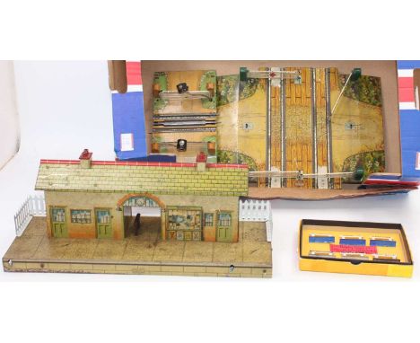 Hornby Pre-war items: circa 1937 No.3 station round top arch over booking hall, buff building (G); 1938-41 No.E1E level cross