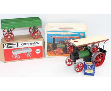 Mamod TE1A boxed Traction Engine, in excellent condition, with funnel, control rod and other accessories, also sold with a Ma