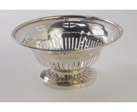 An Edward VII silver pedestal bowl, with pierced decoration, Sheffield 1907, 8.01oz