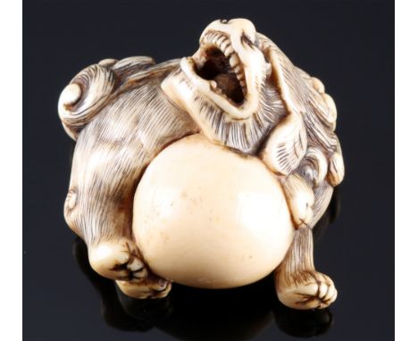 Japan 18./19. Jahrhundert, Elfenbein Katabori-Netsuke Shishi mit Kugel, Edo-Zeit,Japan Edo-Zeit 1603 bis 1868, Elfenbein, das