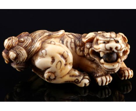 Japan 18. Jahrhundert, Elfenbein Netsuke Shishi auf Sockel, Edo-Zeit,Japan Edo-Zeit 1603 bis 1868, Elfenbein, das Netsuke ste