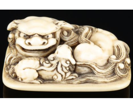 Japan 19. Jahrhundert, Elfenbein Tomochika Netsuke Shishi mit Jungem, signiert, Edo-Zeit,Japan Edo-Zeit 1603 bis 1868, Elfenb