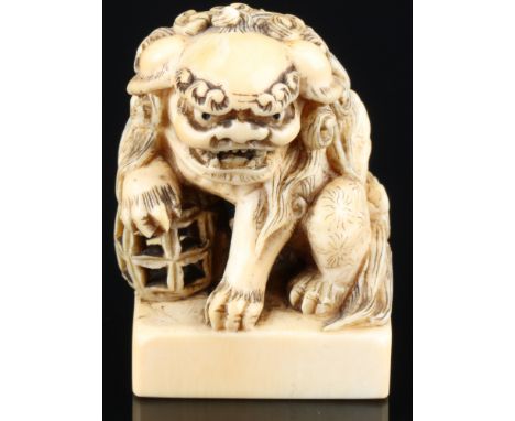 Japan 18. Jahrhundert, Elfenbein Netsuke Shishi, Edo-Zeit,Japan Edo-Zeit 1603 bis 1868, Elfenbein, das Netsuke stellt einen S