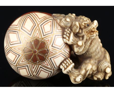 Japan 18./19. Jahrhundert, Elfenbein Katabori-Netsuke Shishi mit Kugel, Meiji-Zeit,Japan Meiji-Zeit 1868 bis 1912, Elfenbein,