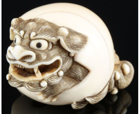 Japan 18./19. Jahrhundert, Elfenbein Katabori-Netsuke Shishi in der Kugel, Meiji-Zeit,Japan Meiji-Zeit 1868 bis 1912, Elfenbe