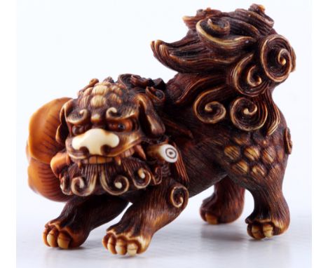 Japan 19. Jahrhundert, Elfenbein Netsuke Shishi mit Blume, Harukazu, signiert, Meiji-Zeit,Japan Meiji Zeit 1868 bis 1912, Flu