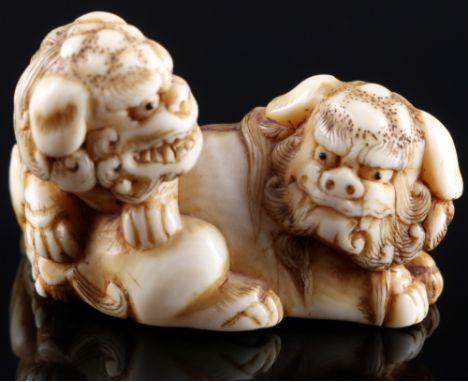 Japan 18./19. Jahrhundert, Elfenbein Katabori-Netsuke Shishi Paar, Edo-Zeit,Japan Edo-Zeit 1603 bis 1868, Elfenbein, das Nets