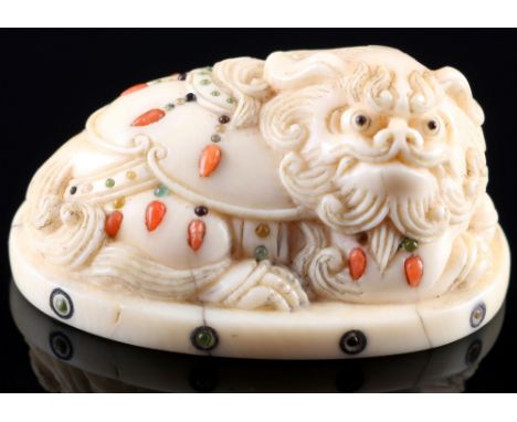Japan 19. Jahrhundert, Elfenbein Netsuke Shishi mit Einlagen, Meiji-Zeit,Japan Meiji Zeit 1868 bis 1912, Elfenbein, das Netsu