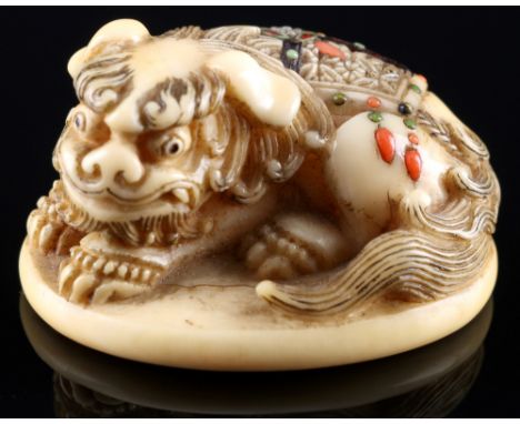 Japan 19. Jahrhundert, Elfenbein Netsuke Shishi mit Einlagen, signiert, Meiji-Zeit,Japan Meiji Zeit 1868 bis 1912, das Netsuk