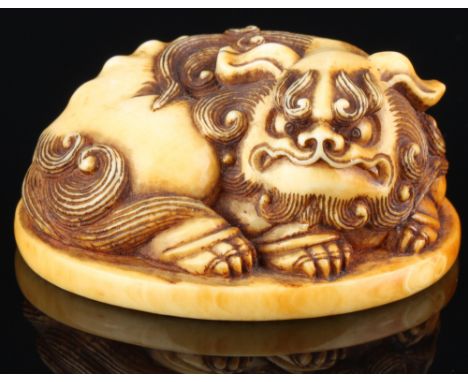 Japan 18./19. Jahrhundert, Elfenbein Katabori-Netsuke Shishi liegend, Edo-Zeit,Japan Edo-Zeit 1603 bis 1868, Elfenbein, das N