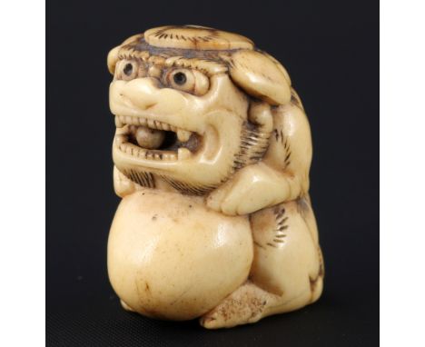 Japan 18. Jahrhundert, Hirschhorn Netsuke Shishi mit Kugel, Edo-Zeit,Japan Edo-Zeit 1603 bis 1868, Hirschhorn, das Netsuke st