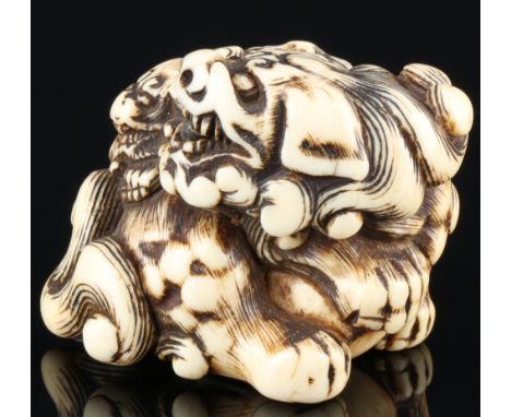 Japan 18./19. Jahrhundert, Elfenbein Katabori-Netsuke Shishi mit Jungem, Edo-Zeit,Japan Edo-Zeit 1603 bis 1868, Elfenbein, da