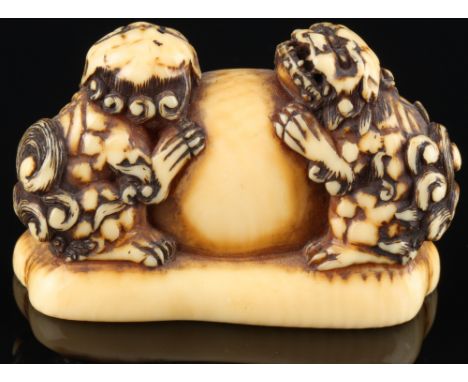 Japan 18./19. Jahrhundert, Elfenbein Katabori-Netsuke Shishi Paar mit Kugel, Edo-Zeit,Japan Edo-Zeit 1603 bis 1868, Elfenbein