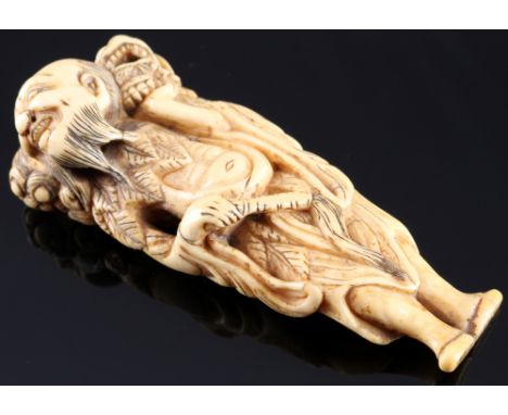 Japan 18. Jahrhundert, Elfenbein Netsuke Senin mit Shishi, Edo-Zeit,Japan Edo-Zeit 1603 bis 1868, Flusspferd, das Netsuke ste