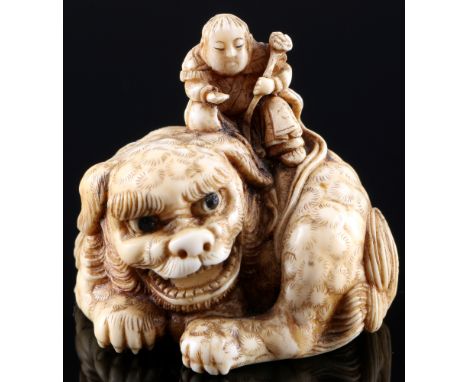 Japan 18./19. Jahrhundert, Elfenbein signiert, Netsuke Shishi mit Kugel, Edo-Zeit,Japan Edo-Zeit 1603 bis 1868, Flusspferd, d
