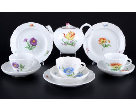 Meissen Blume kleine Teekanne mit 3 Gedecken, small tea pot with cups with dessert plates,10-teiliges Porzellan, blaue Schwer