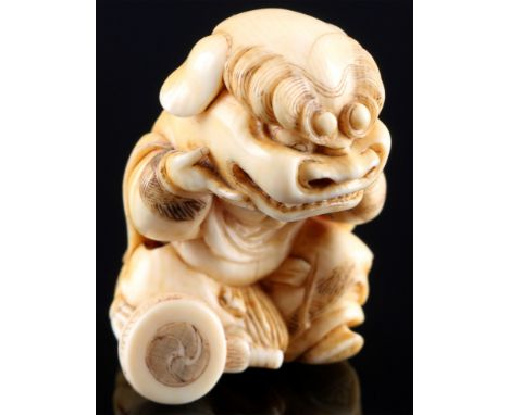 Japan 19./20. Jahrhundert, Elfenbein Katabori-Netsuke Junge mit Shishi-Maske, signiert, Meiji-Zeit,Japan Meiji Zeit 1868 bis 