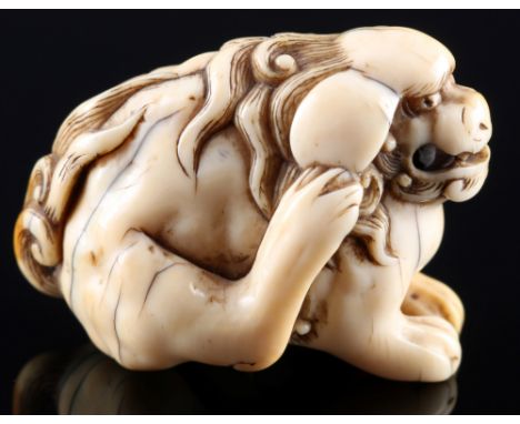 Japan 19. Jahrhundert, Elfenbein Netsuke Shishi, signiert, Edo-Zeit,Japan Edo-Zeit 1603 bis 1868, Flusspferd, das Netsuke ste