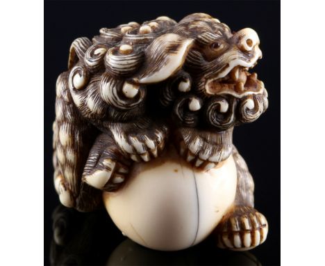 Japan 18./19. Jahrhundert, Elfenbein Netsuke Shishi mit Kugel, Edo-Zeit,Japan Edo-Zeit 1603 bis 1868, Flusspferd, das Netsuke