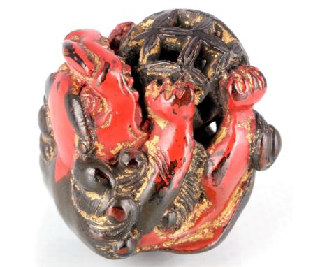 Japan 19. Jahrhundert Netsuke Rotlack Katabori Shishi mit Brokatball, japanese wooden netsuke,Holz, Rotlack, Japan 19. Jahrhu