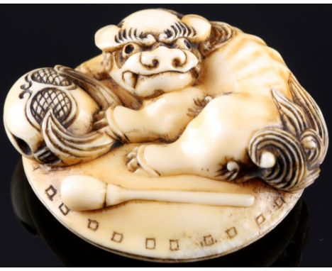 Japan 19. Jahrhundert, Elfenbein Manju-Netsuke Shishi mit Tempelglocke, Meiji-Zeit,Japan Meiji Zeit 1868 bis 1912, Elfenbein,