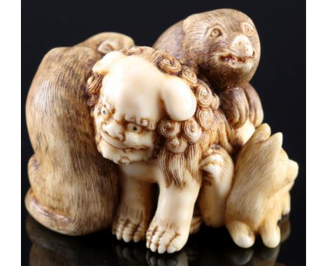 Japan 18. Jahrhundert, Elfenbein Katabori-Netsuke Shishi mit Tieren, signiert, Edo-Zeit,Japan Edo-Zeit 1603 bis 1868, Elfenbe