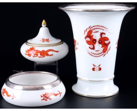 Meissen Roter Hofdrache / Ming Drache Vase mit Aschenbecher und Deckeldose, u.a. mit 835 Silbermontur,Porzellan, blaue Schwer