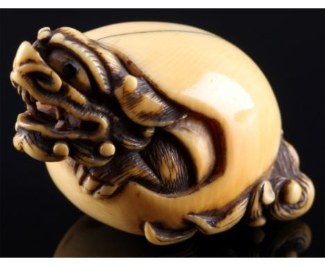 Japan 18./19. Jahrhundert, Elfenbein Katabori-Netsuke, Shishi mit Kugel Edo-Zeit,Japan Edo-Zeit 1603 bis 1868, Elfenbein, das