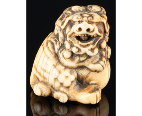 Japan 18. Jahrhundert, Elfenbein Katabori Netsuke Shishi mit Ball, Edo-Zeit,Japan Edo-Zeit 1603 bis 1868, Elfenbein, das Nets
