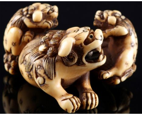 Japan 18./19. Jahrhundert, Elfenbein Katabor-Netsuke Shishi mit Jungem, Edo-Zeit,Japan Edo-Zeit 1603 bis 1868, Elfenbein, das