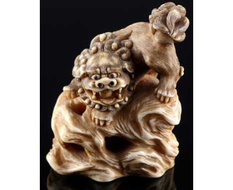 Japan 19. Jahrhundert, Elfenbein Netsuke Shishi auf Felsen, signiert, Meiji-Zeit,Japan Meiji Zeit 1868 bis 1912, Flusspferd, 