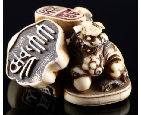 Japan 18./19. Jahrhundert, Elfenbein Netsuke Shishi mit Petschaften, Edo-Zeit,Japan Edo-Zeit 1603 bis 1868, Elfenbein, das Ne