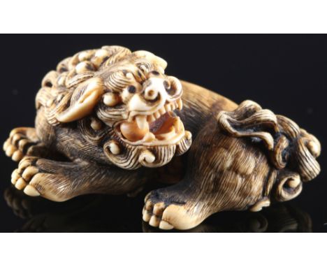 Japan 18. Jahrhundert, Elfenbein Katabori-Netsuke Shishi, Edo-Zeit,Japan Edo-Zeit 1603 bis 1868, Elfenbein, das Netsuke stell