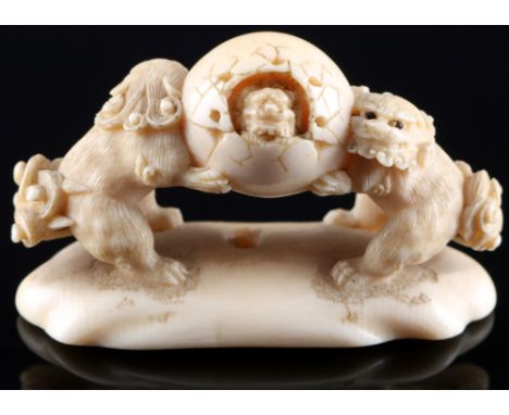 Japan 19. Jahrhundert, Elfenbein Netsuke Shishi mit Kugel, signiert, Meiji-Zeit,Japan Meiji Zeit 1868 bis 1912, Elfenbein, da