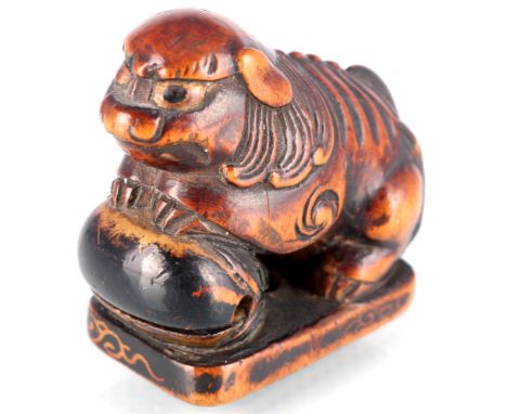 Japan 19. Jahrhundert Netsuke Katabori Shishi mit beiden Pranken auf einem Ball, japanese wooden netsuke figure,Buchsbaum, Ja